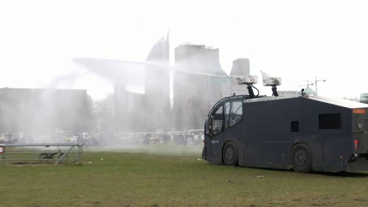 Beeld uit video: Politie verwijdert relschoppers met waterkanon en paarden van Malieveld