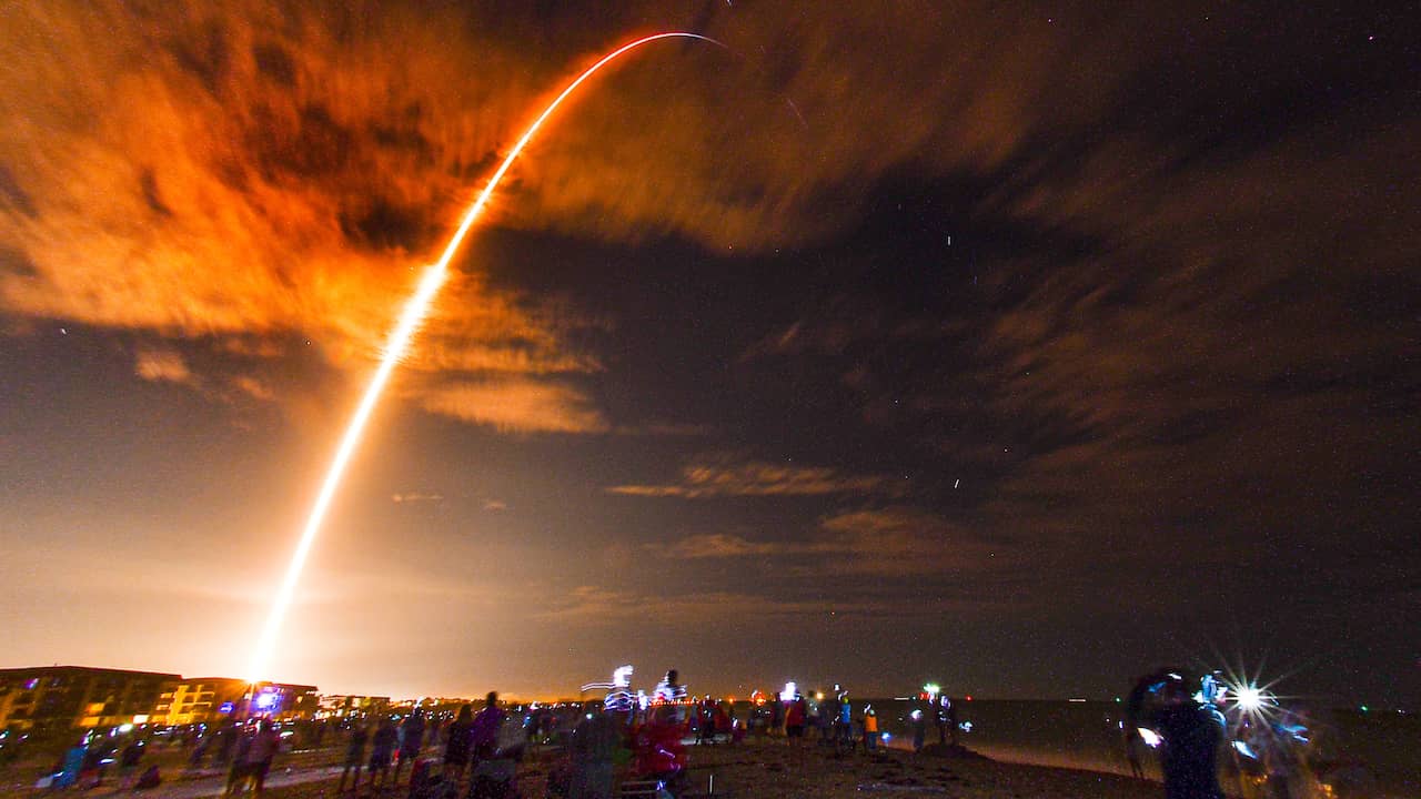 Beeld uit video: SpaceX lanceert eerste officiële commerciële vlucht in Florida