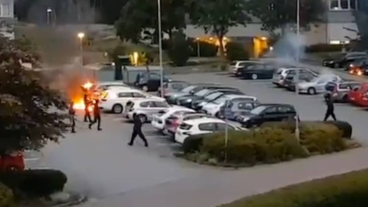 Beeld uit video: Gemaskerde jongeren Zweden steken tientallen auto's in brand