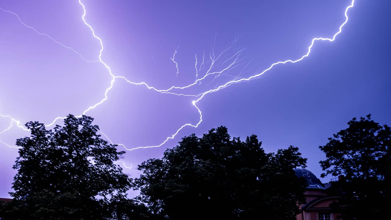 Code Yellow: Fierce Thunderstorms Expected in Netherlands Tomorrow, Except in North Holland, Friesland, and Wadden Area