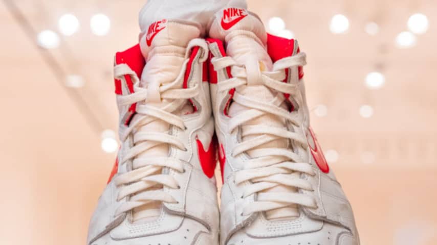 romantisch Assimilatie Rijden Sneakers Michael Jordan duurste paar ooit na veiling voor 1,47 miljoen  dollar | Sport Overig | NU.nl