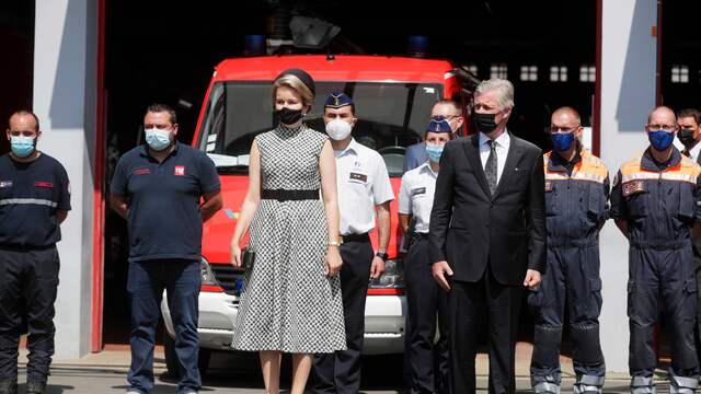De Belgische koning Filip (derde van rechts) en koningin Mathilde (derde van links) tijdens een moment van stilte bij een herdenkingsbijeenkomst bij de brandweerkazerne van Verviers.