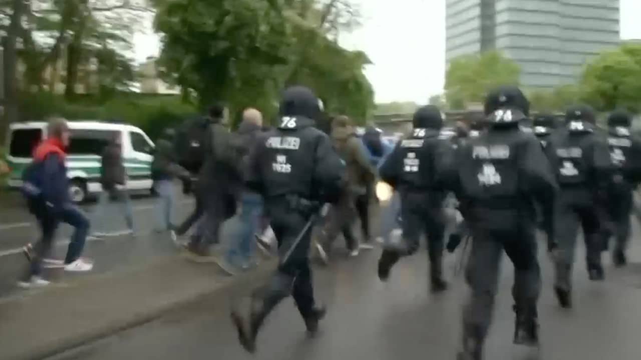 Beeld uit video: Politie drijft demonstranten Keulen terug voor aanvang protest tegen rechtse partij