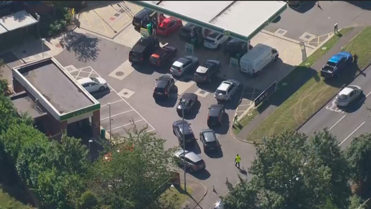 Beeld uit video: Hamsterende Britten veroorzaken lange rijen bij tankstations