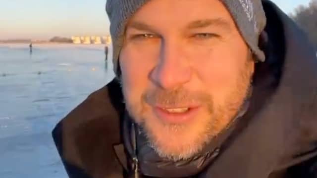 Winston Gerschtanowitz maakt een selfie bij de ondergaande zon na een dagje ijspret.