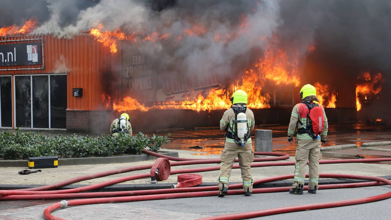 Beeld uit video: Hevige brand verwoest meubelzaak in Capelle aan den IJssel