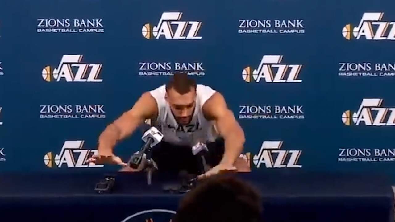 Utah Jazz-basketballer Rudy Gobert raakt microfoons aan