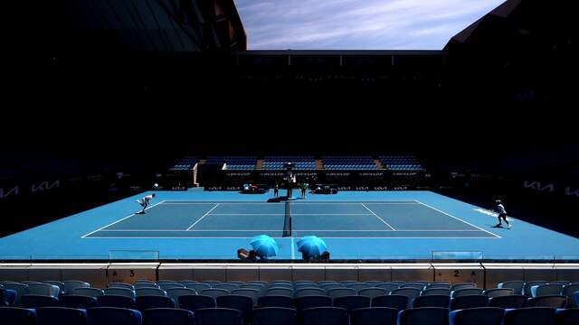 Daniil Medvedev en Mackenzie McDonald speelden net als iedereen voor lege tribunes in Melbourne.