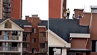 Kinderen klimmen op dak appartementencomplex in China