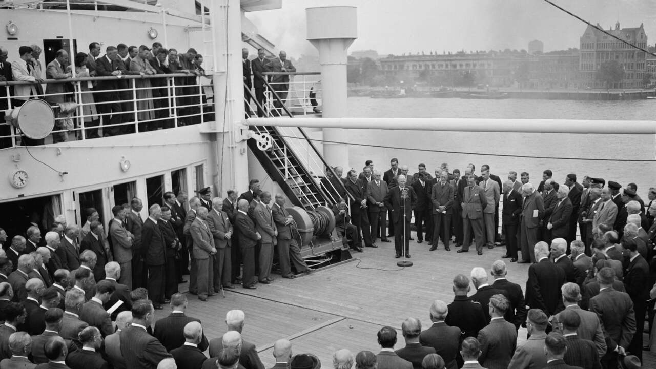 Deze foto werd waarschijnlijk gemaakt in juni 1946 en toont de eerste burgers die gebruikmaken van de verbinding sinds het einde van de Tweede Wereldoorlog.