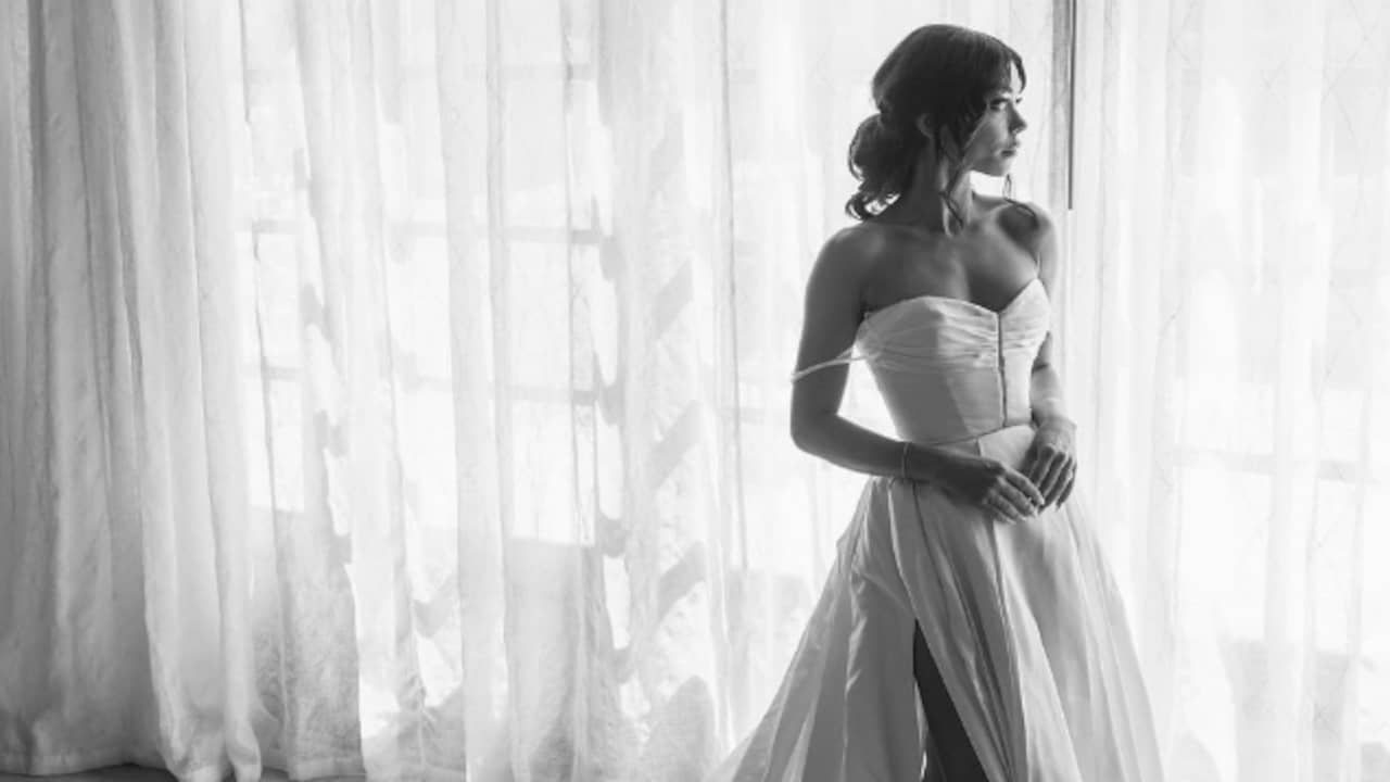 The actress, who plays the role of Haley in the series, wore a classic Vera Wang white dress during the ceremony.  Hyland jokes that the train of her dress is as long as her engagement.  The couple got engaged in 2019, but had to postpone their marriage several times due to the coronavirus.  (Photo: Instagram Sarah Hyland)