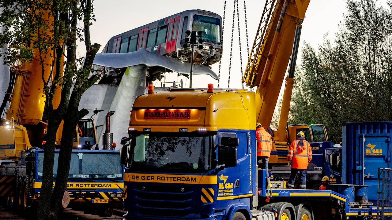 Salvage of derailed Rotterdam metro on whale tail started |  NOW