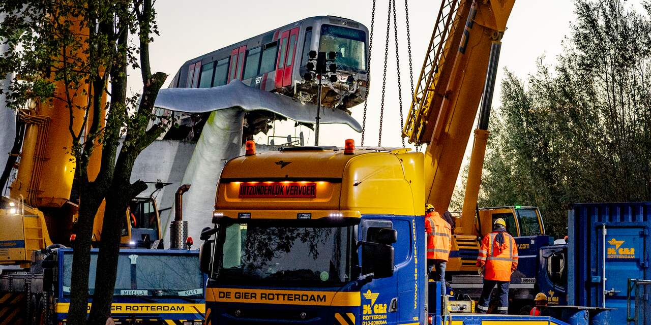 Berging van ontspoorde Rotterdamse metro op walvisstaart begonnen