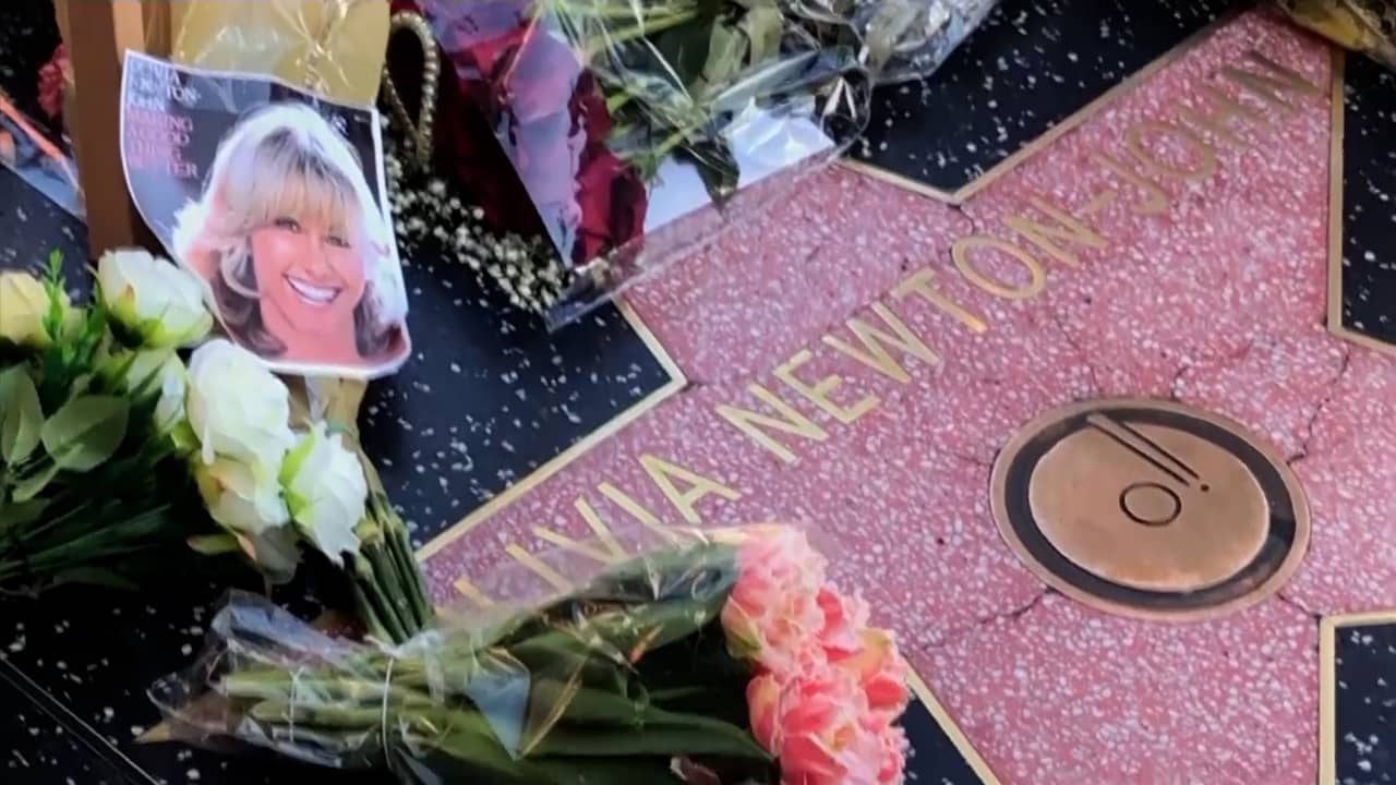 Beeld uit video: Fans Olivia Newton-John leggen bloemen neer in Hollywood