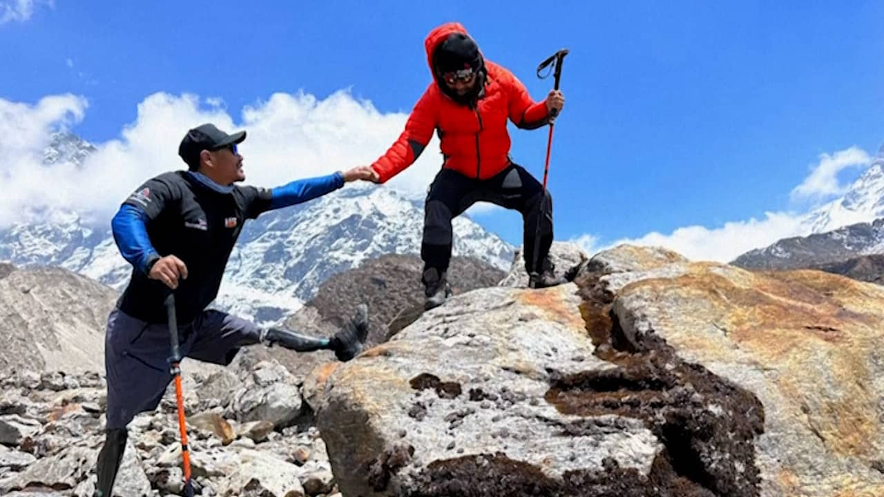Beeld uit video: Bergbeklimmer zonder onderbenen bereikt top Mount Everest