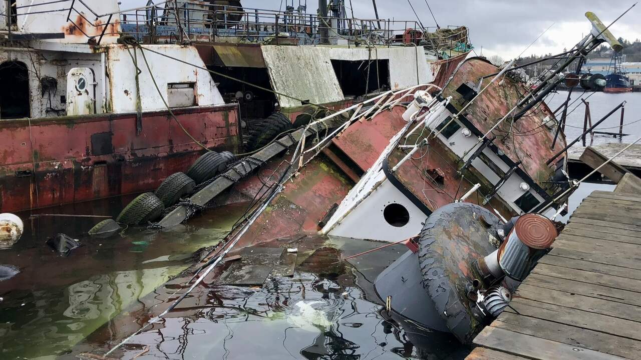 Beeld uit video: Vervallen sleepboot zinkt in haven van Seattle