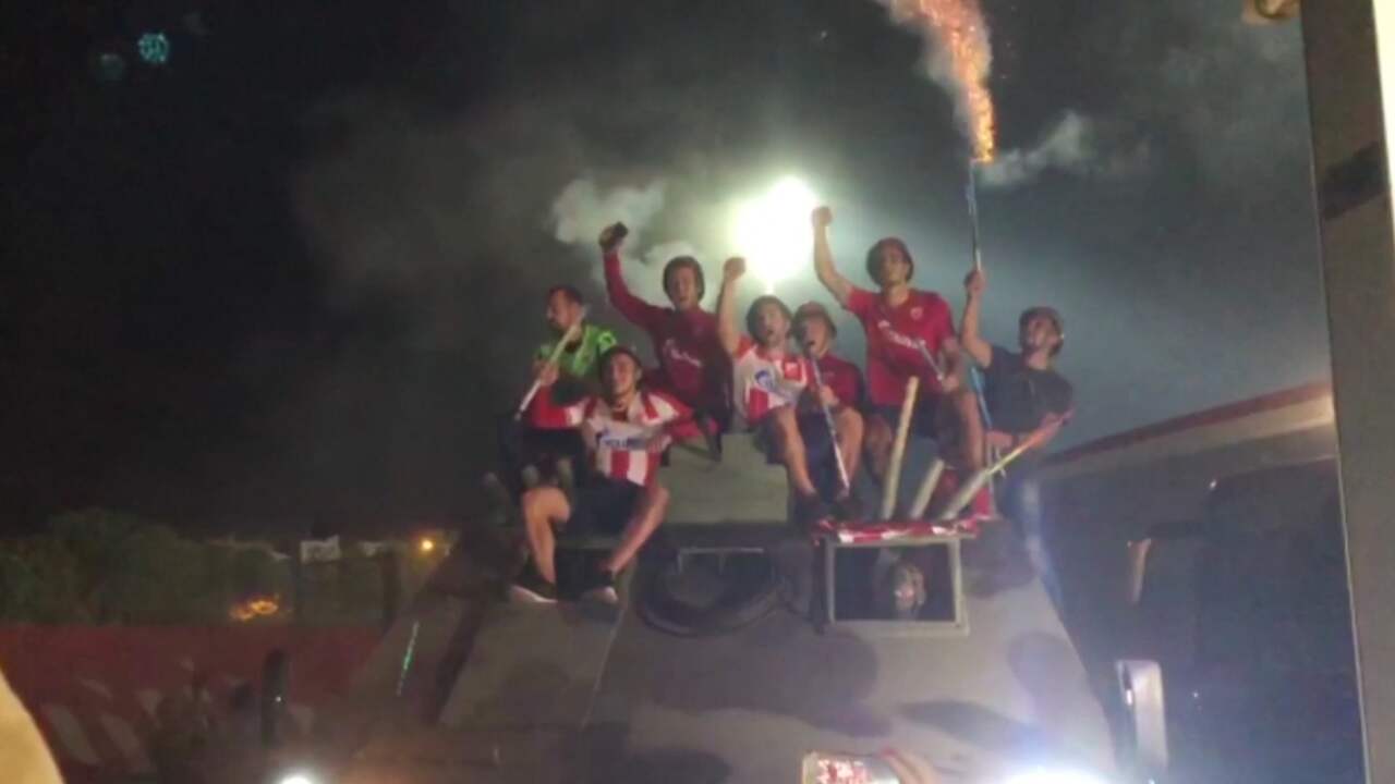 Beeld uit video: Spelers Rode Ster vieren plaatsing Champions League met rit op tank