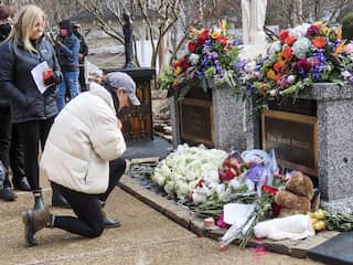 Lisa Marie Presley naast zoon Benjamin begraven op Graceland