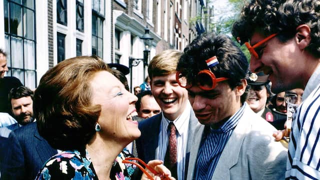 In 1988 wordt de vijftigste verjaardag van Beatrix gevierd. De familie bezoekt Genemuiden, Kampen en ook Amsterdam. Oranjefans kunnen destijds nog heel dicht bij de royals komen.