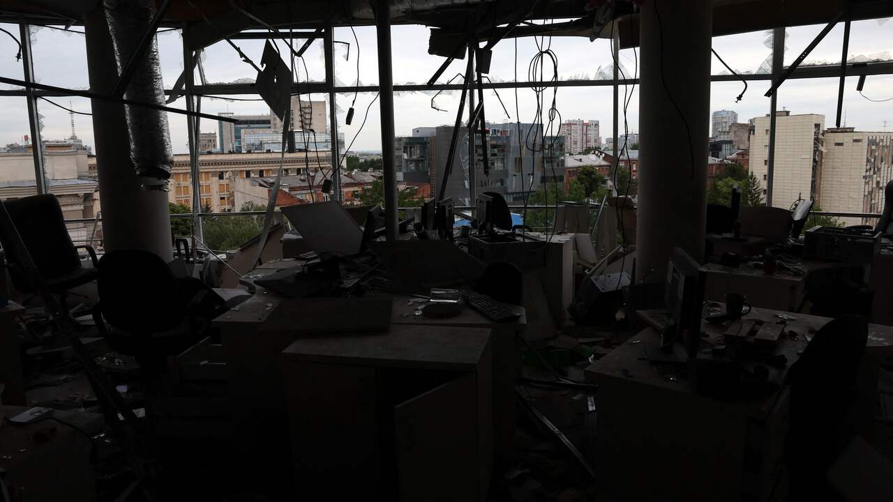 Een kantoorgebouw in Kharkiv raakte flink beschadigd door beschietingen.