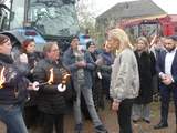 Kaag tijdens campagne opgewacht door demonstranten met brandende fakkels