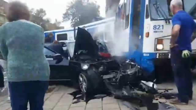 Drie gewonden bij botsing tussen taxi en tram in Amsterdam.