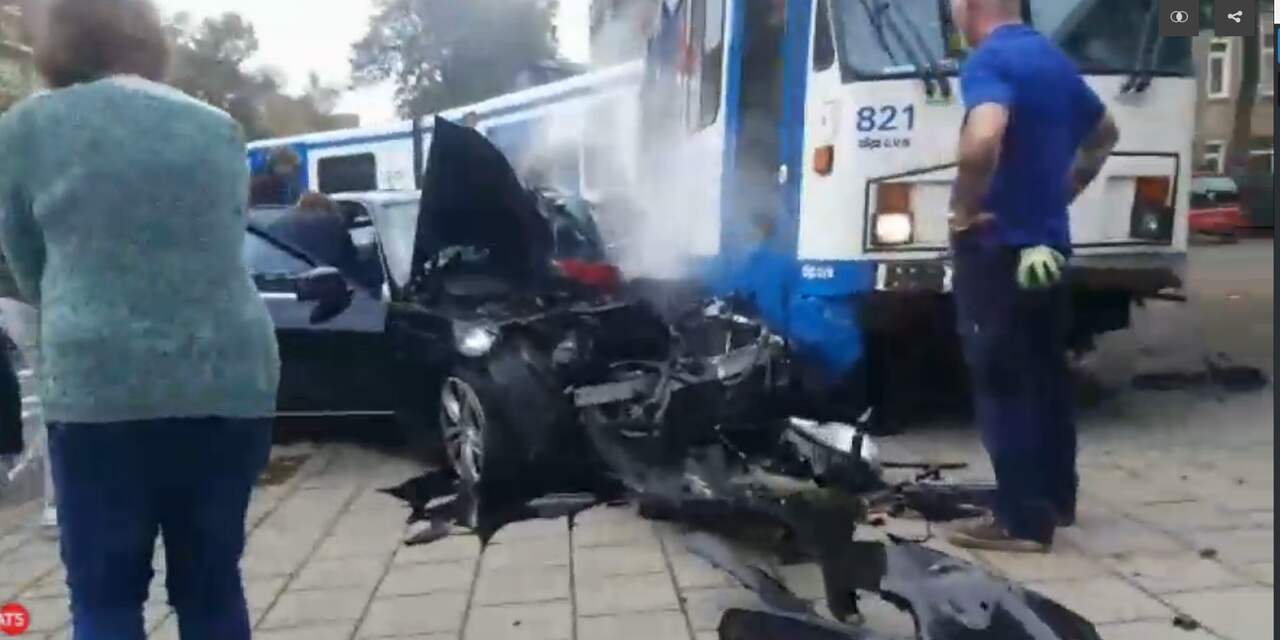 Drie gewonden bij botsing tussen taxi en tram in Amsterdam