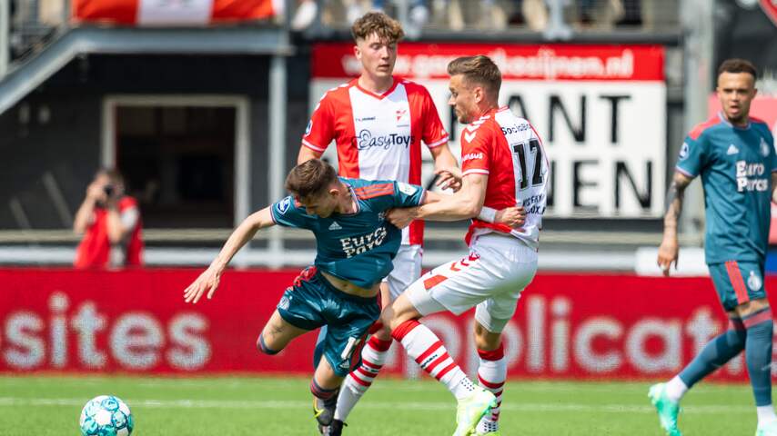 Feyenoord helpt Excelsior een handje en veroordeelt FC Emmen tot play