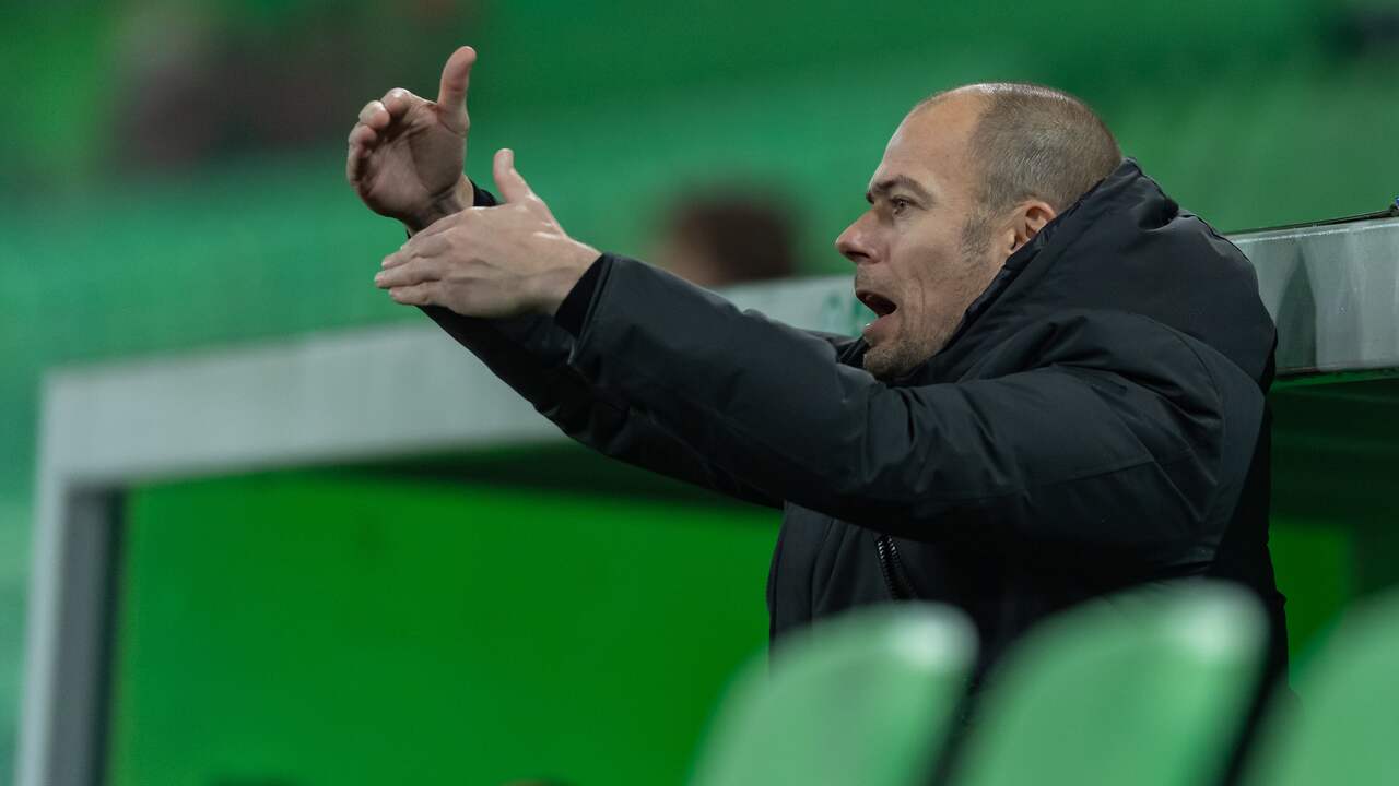 Danny Buijs weet nog niet of hij volgend seizoen nog trainer van FC Groningen is.