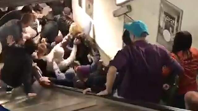 Roltrap vol met supporters slaat op hol in Rome