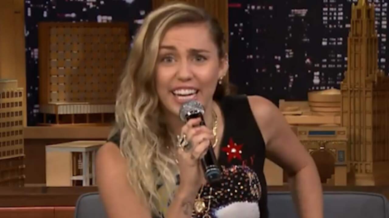 Miley Cyrus zingt bestaande liedjes in andere stijl bij The Tonight Show