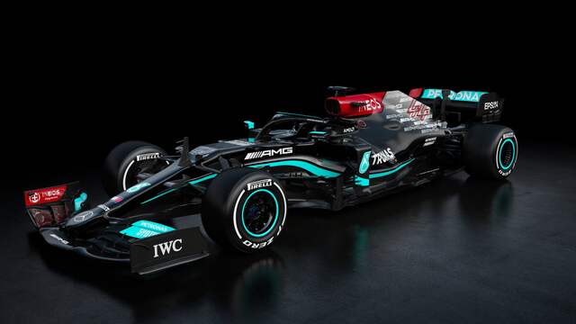 In tegenstelling tot vorig jaar zijn de kleuren rood en grijs prominenter aanwezig op de auto van Mercedes.