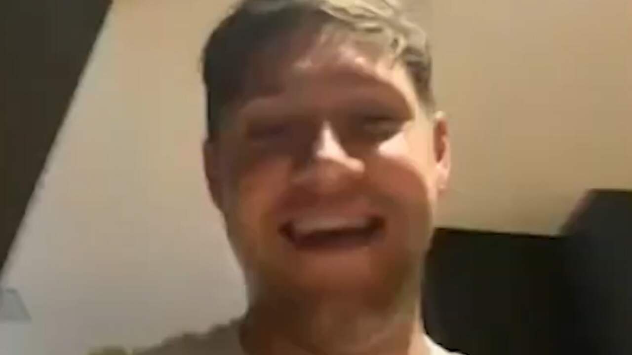 Niall Horan probeert thuis golfbal te putten in wc-rol