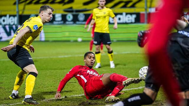 Myron Boadu maakt liggend de 1-3.