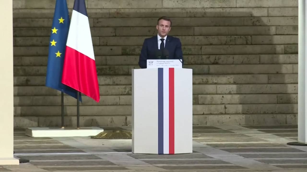 Beeld uit video: Macron spreekt menigte toe bij herdenking voor Samuel Paty