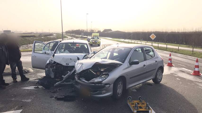 Botsing tussen twee auto's op kruising N268 en A4 bij Dinteloord