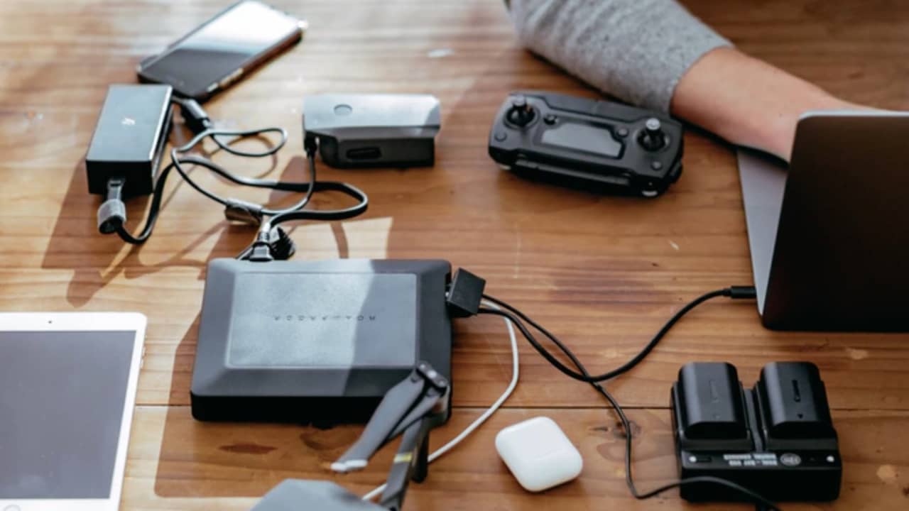 Beeld uit video: Waterdichte powerbank kan val van 300 meter overleven