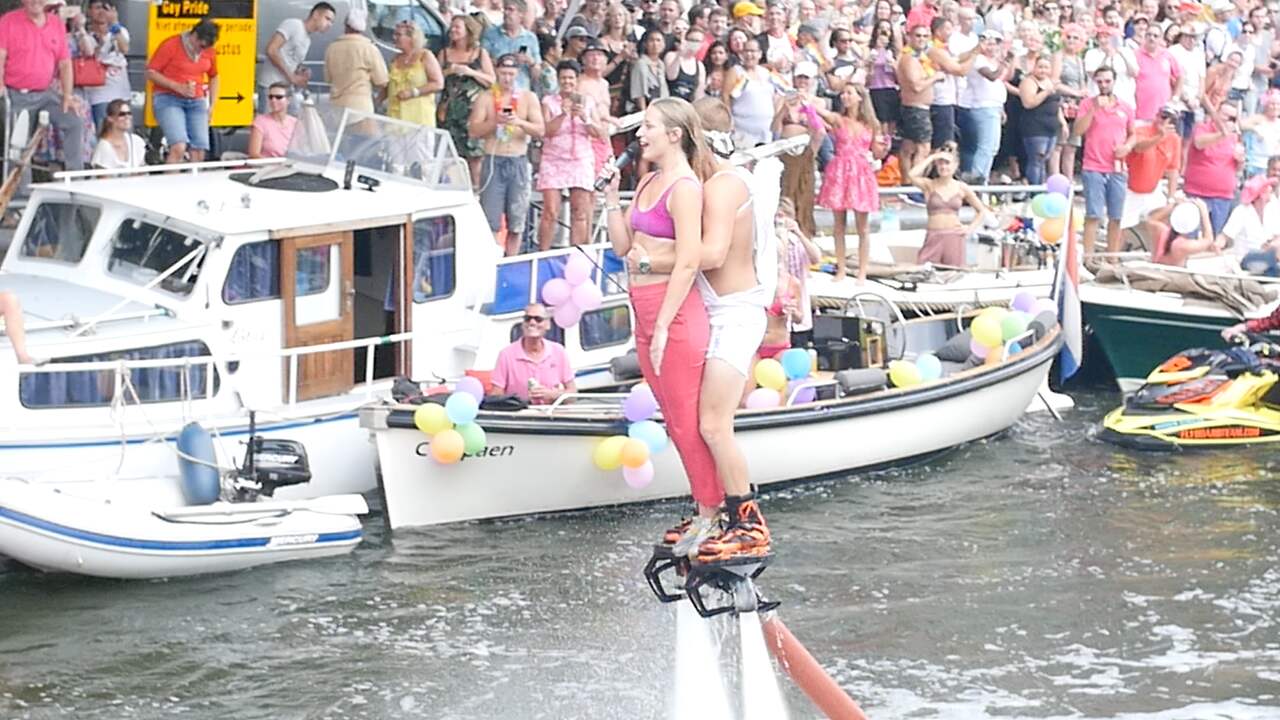 Beeld uit video: Vrouw op flyboard vraagt vriendin ten huwelijk bij Canal Parade