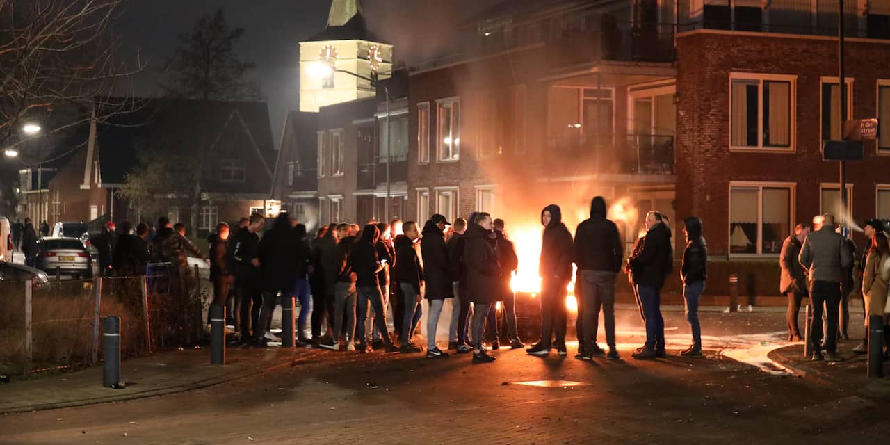Weer autobrand en vuurwerk in Veen, ondanks kritiek burgemeester
