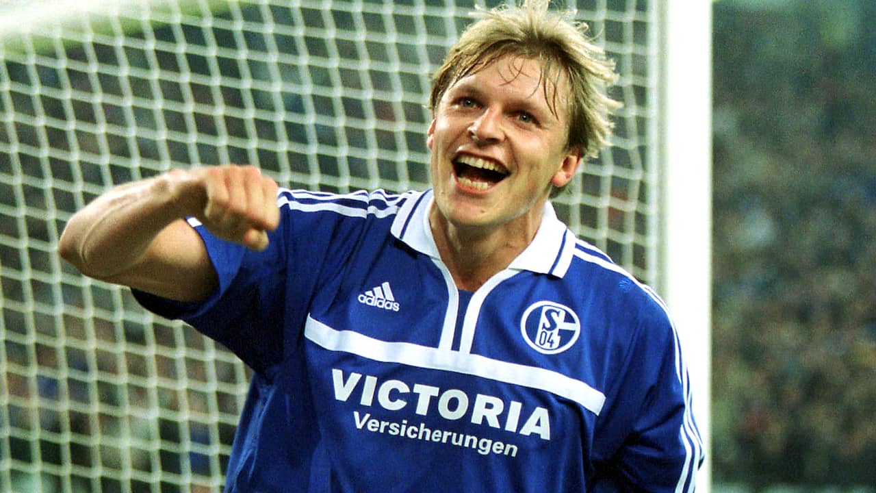 Youri Mulder viert een doelpunt in zijn tijd als voetballer bij Schalke 04.