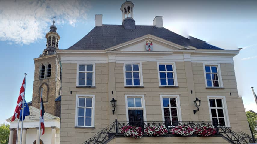 Historische klok teruggeplaatst op dak Oude Raadhuis Roosendaal