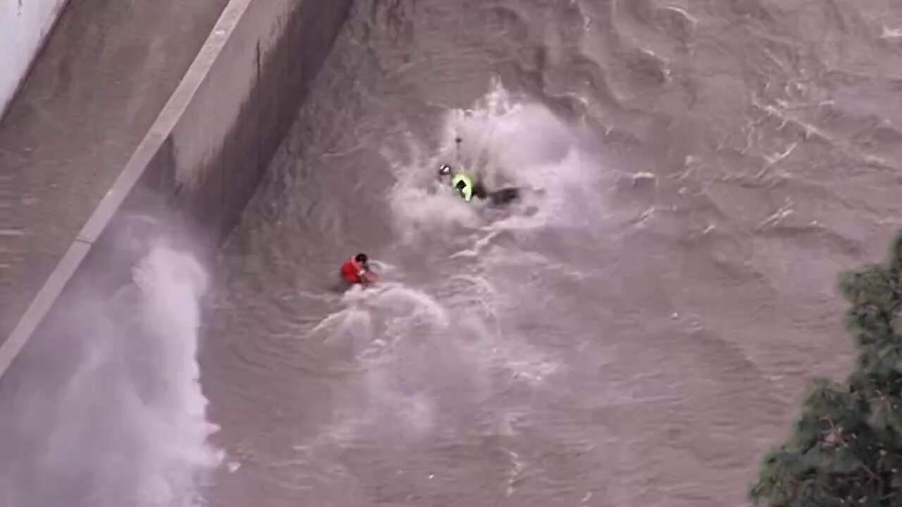 Beeld uit video: Hulpverleners redden vrouw uit kolkende rivier in Los Angeles