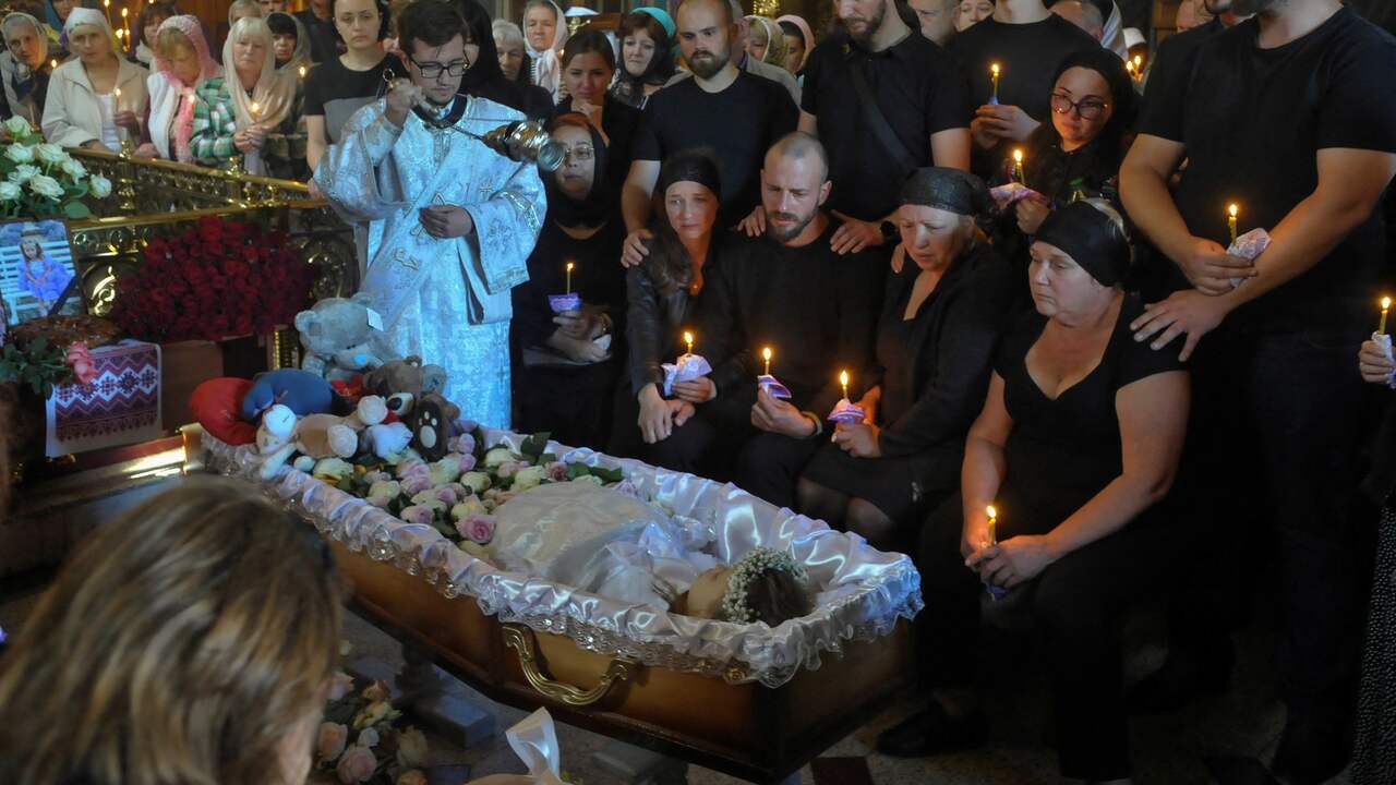 Погребението на четиригодишната Лиза Дмитриева.
