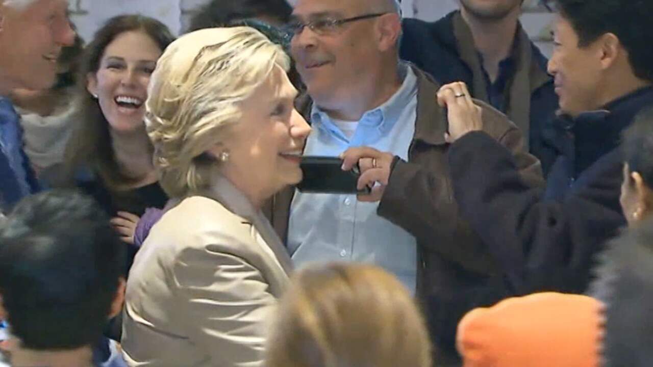 Beeld uit video: Hillary Clinton brengt stem uit in woonplaats in New York