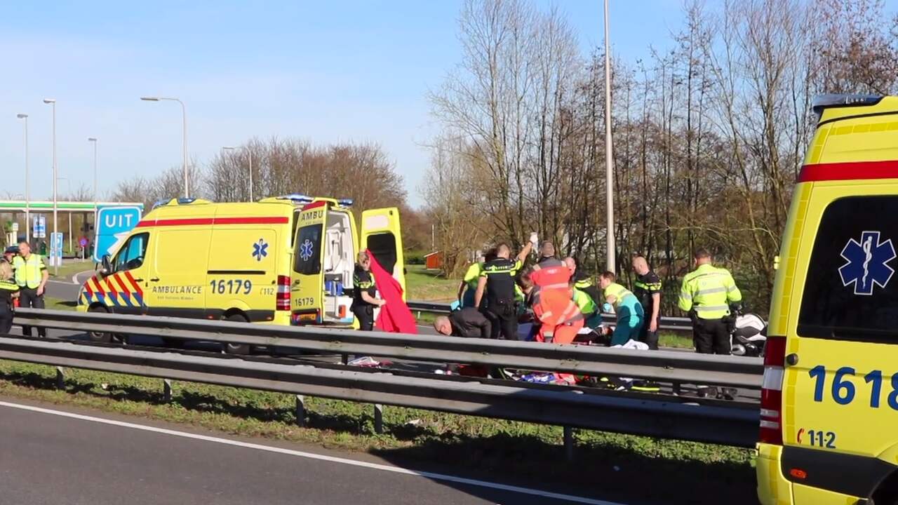 Beeld uit video: Ambulancepersoneel rukt uit om geschepte jongen op A44