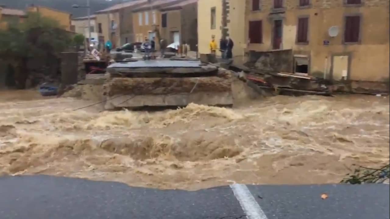 Beeld uit video: Water stroomt door straten na zware regenval in Frankrijk