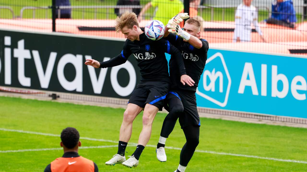 Frenkie de Jong in duel met Jasper Cillessen op de training van Oranje.