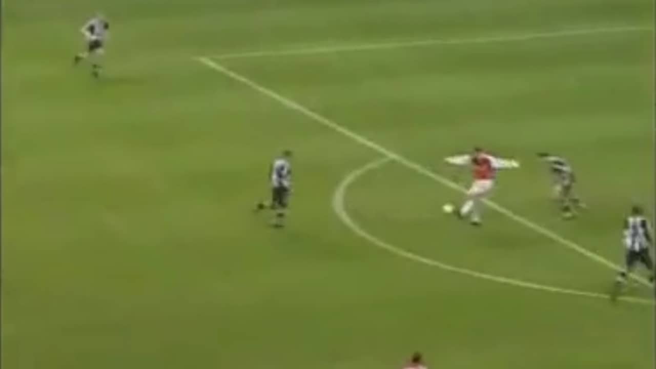 Goal Bergkamp gekozen als mooiste ooit in Premier League | Voetbal | NU.nl