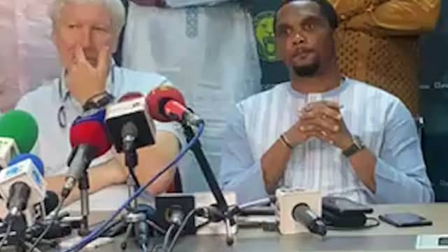 Eto'o en bondscoach Kameroen begraven strijdbijl op persconferentie