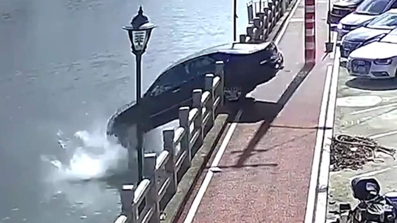 Beeld uit video: Omstanders in China redden bestuurder uit zinkende auto